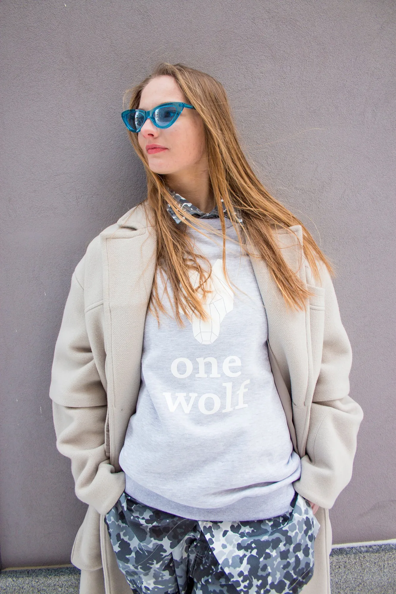 ONE WOLF LOGO COMFORT džemperis, pelēks/balta druka